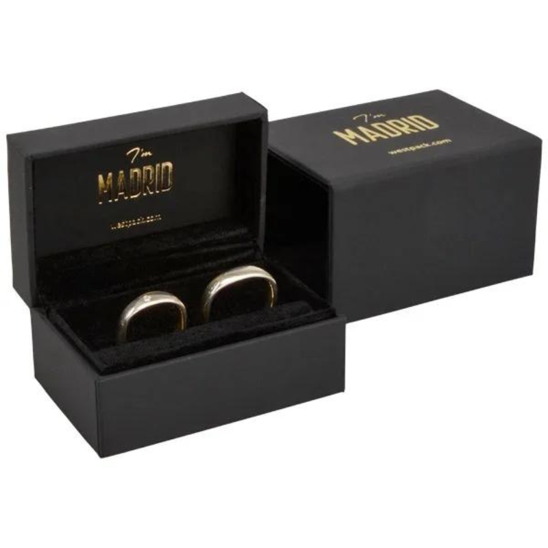 Madrid Jewellery Box for Wedding Rings Matt Black 1 Madrid papuošalų dėžutė vestuviniams žiedams – matinė juoda „Soft-touch“ / juodas veliūrinis vidus. - Image 1