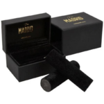 Madrid papuošalų dėžutė vestuviniams žiedams – matinė juoda „Soft-touch“ / juodas veliūrinis vidus. - Image 2