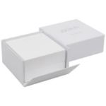 Berlin ECO papuošalų dėžutė – auskarams / auskarams-viniukams / pakabukui, blizgus baltas medis / šviesiai pilkas veliūrinis vidus - Image 3