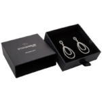 Stockholm ECO“ juvelyrikos dėžutė standžiai apyrankei – juodas „buckram“ kartonas / juodas porolonas - Image 4