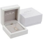 Berlin ECO papuošalų dėžutė – auskarams / auskarams-viniukams / pakabukui, blizgus baltas medis / šviesiai pilkas veliūrinis vidus - Image 2