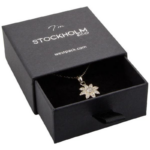 Stockholm ECO papuošalų dėžutė kabantiems auskarams / pakabukui – juodas faktūrinis kartonas / juodas porolonas - Image 2